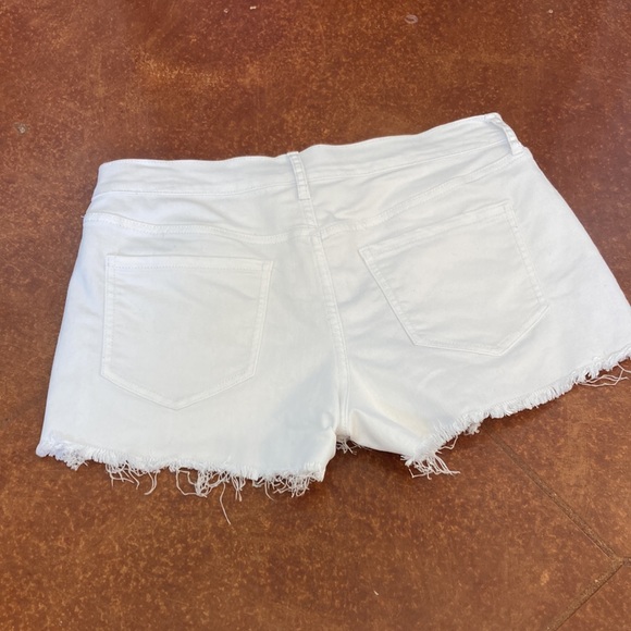 EUC Women’s Old Navy White Cut Off Denim Shorts Sz 4 - Picture 7 of 8